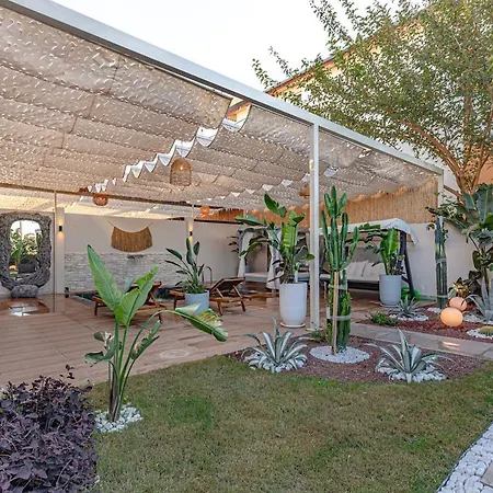 Arya Garden Apartment *