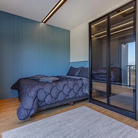 Apartment Arya Garden Side