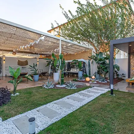 Apartment Arya Garden Side