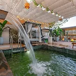 Arya Garden Apartment *