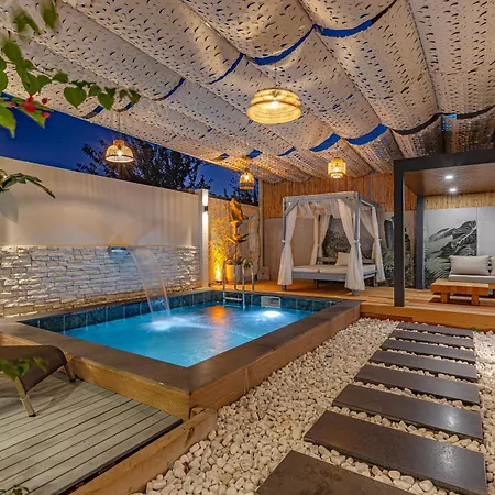 Arya Garden Apartment *
